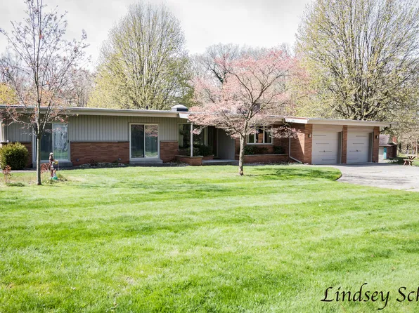 2151 Blueberry Dr NW, Grand Rapids, MI 49504