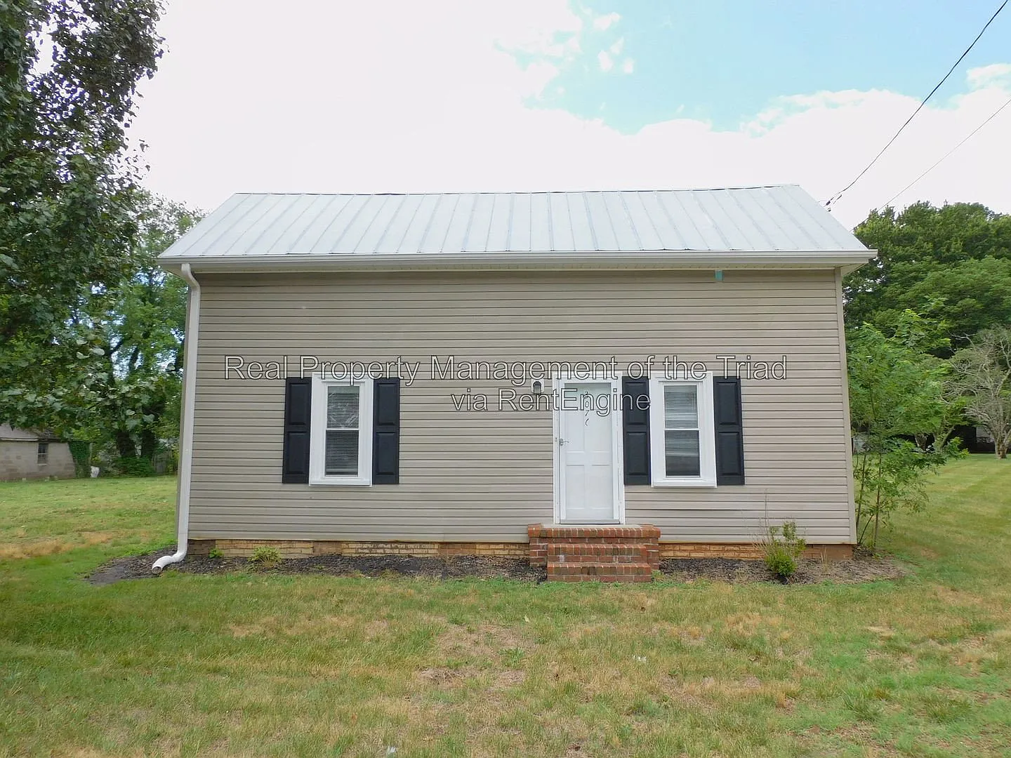 2 bed, 1.0 bath, 1347 sqft, $1,295 — Photo 2