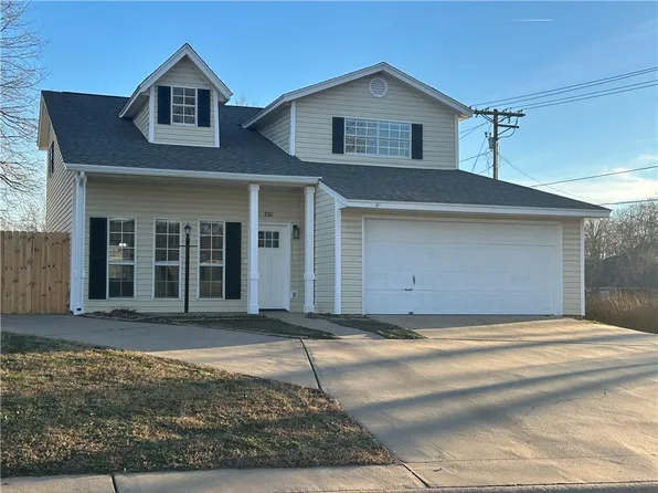 2211 Blueberry Ln, Springdale, AR 72762