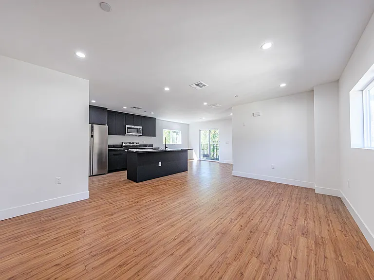 Luxury 3 & 4 Bed Townhomes | Walk to NoHo Arts District + Toluca Lake — Photo 44