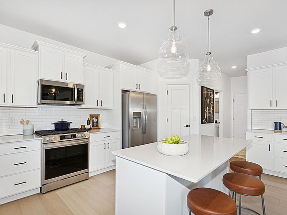 3rd image of 561 Waterford Pl
