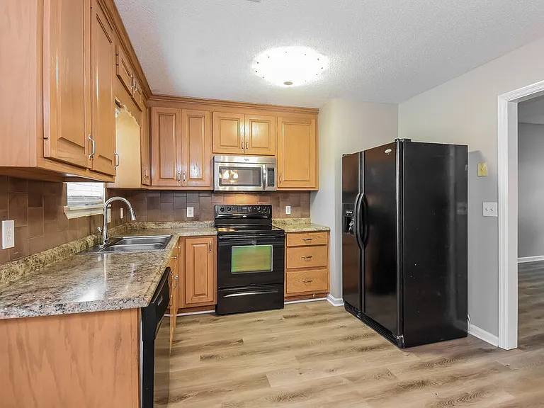 2740 Lakeside Trl — Photo 8
