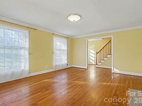 5th image of 1215 Robinhood Cir