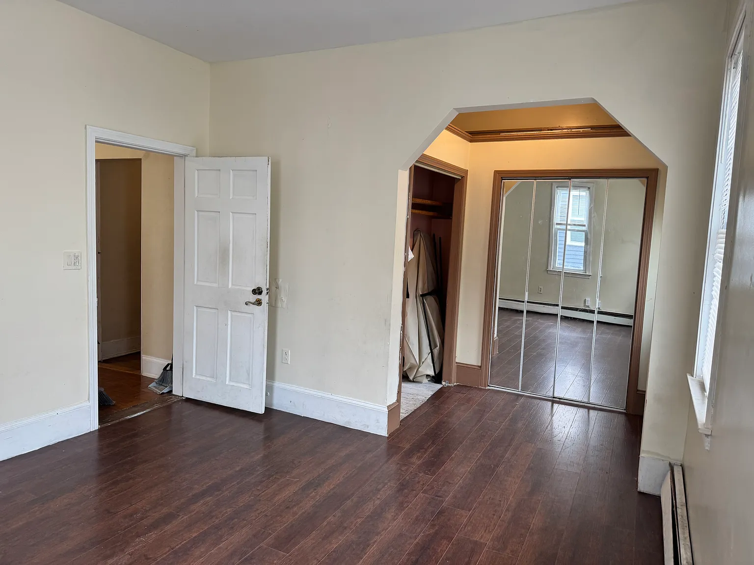 3 bed, 1.0 bath, 1000 sqft, $3,000 — Photo 3