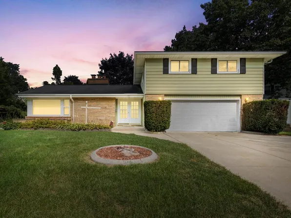 825 Sweetbriar DRIVE, Waukesha, WI 53186