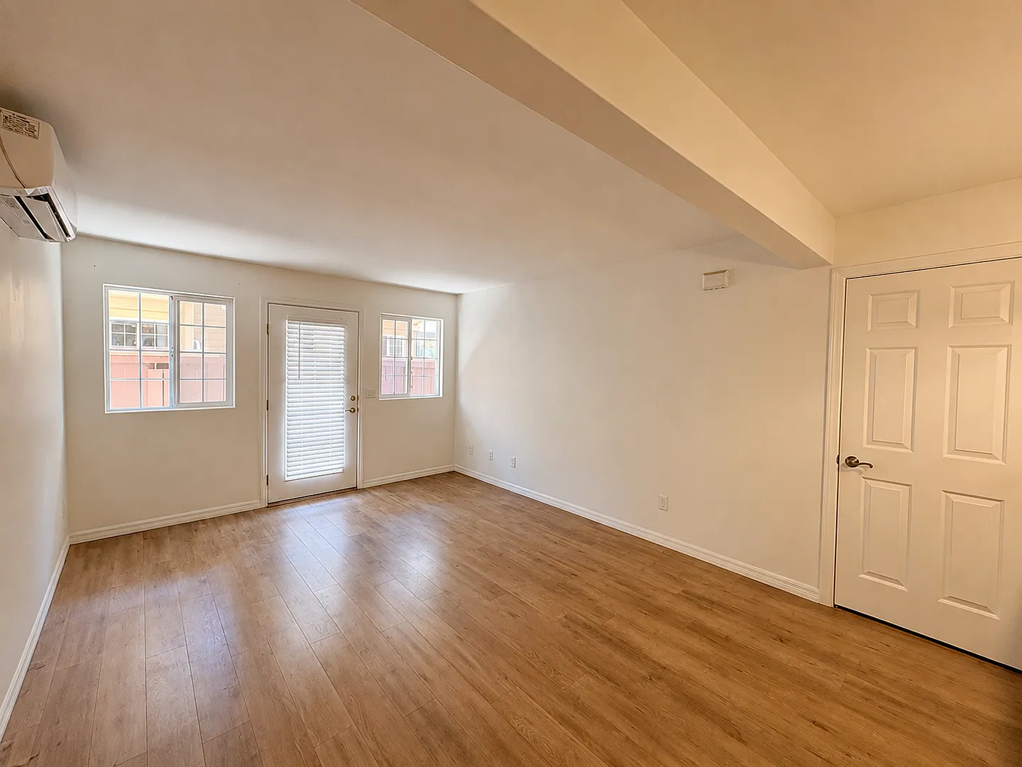 1 Bedroom Condo in Clairemont — Photo 2