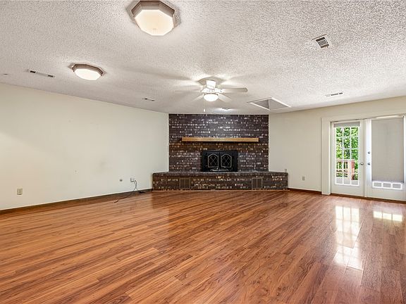 3rd image of 11683 Oak Hills Dr