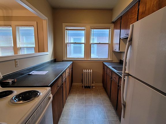 4th image of 895 Beaconsfield Ave APT 2S