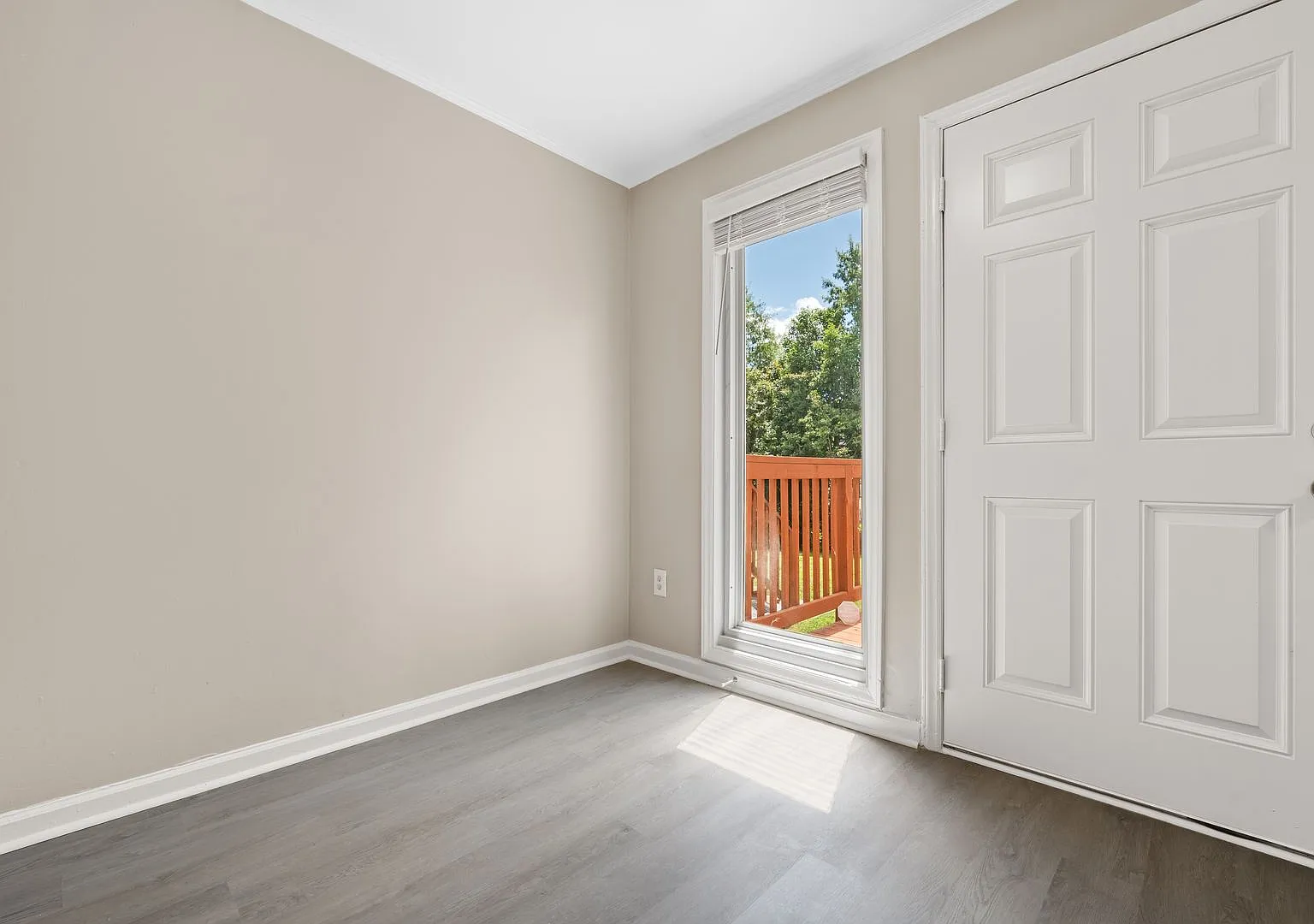 Discover this freshly renovated end-unit townhome in Durham, NC featuring 2 bedrooms and 1.5 baths. — Photo 4