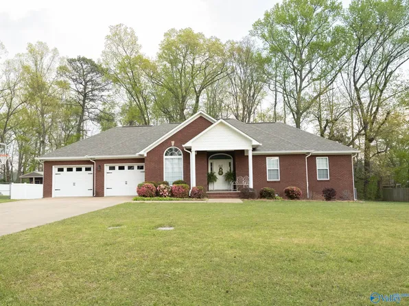 402 Old Glory Ln, Albertville, AL 35950