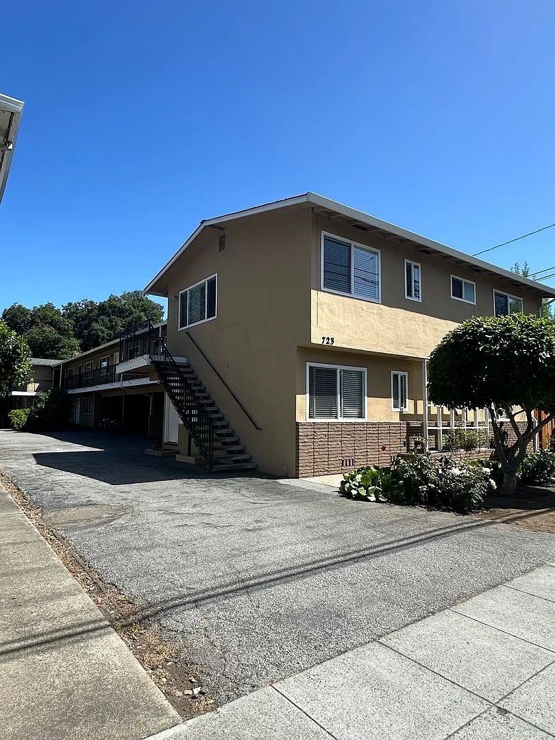 723 Menlo Avenue — Photo 1