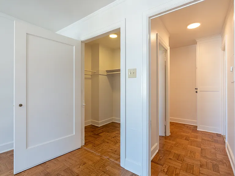 Comfortable Urban Living in a Classic Brick Building Near UW & Light Rail — Photo 54