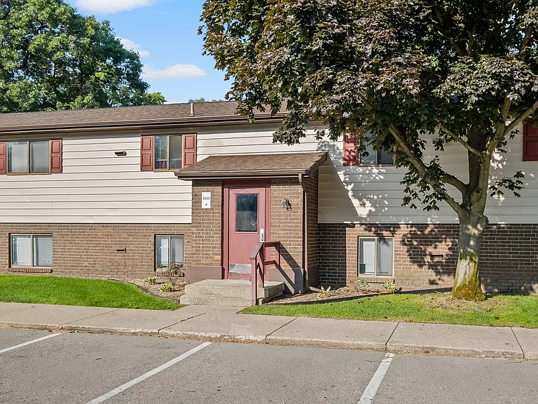 1000 36th St SW — Photo 3