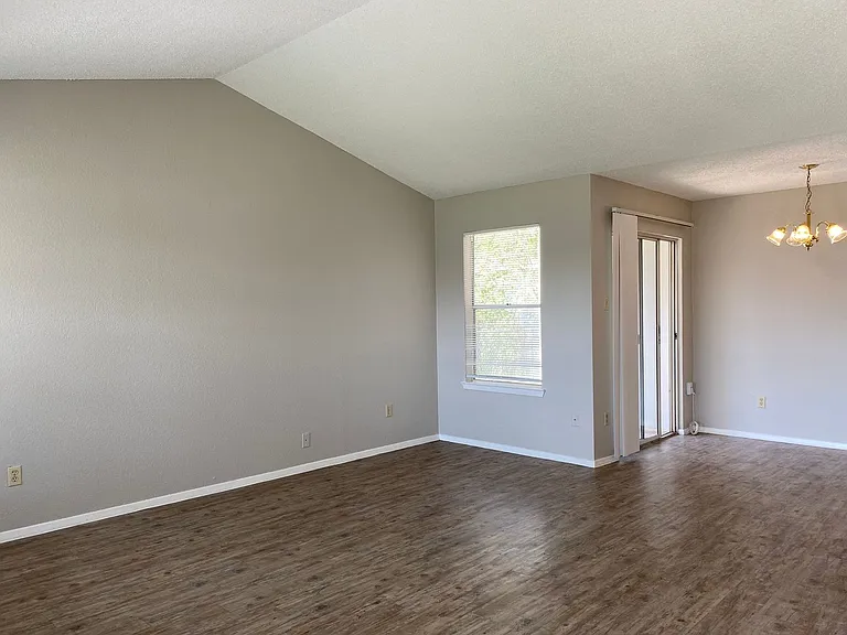 510 Willowbend Cv — Photo 3