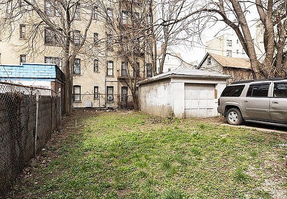 5th image of 639 E 223rd St