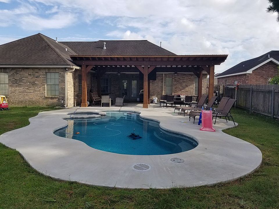 1st image of 330 Oxford Ct