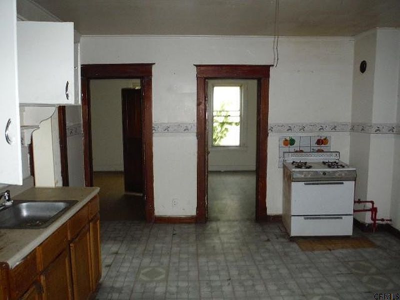 5th image of 821 829 CONGRESS Street