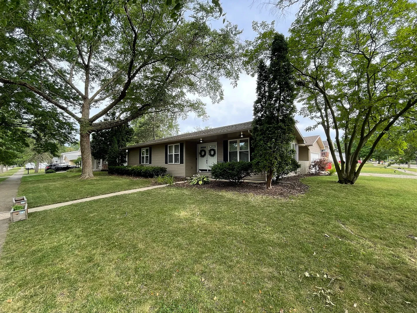 2319 Blackthorn Dr photo 1