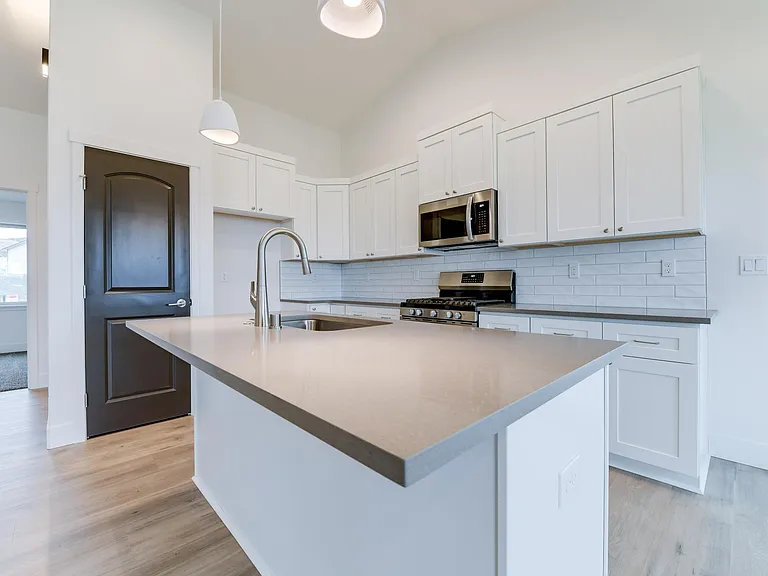 W 31st Ave — Photo 11