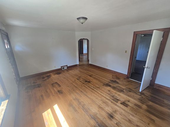 2nd image of 2205 Larchwood St NE