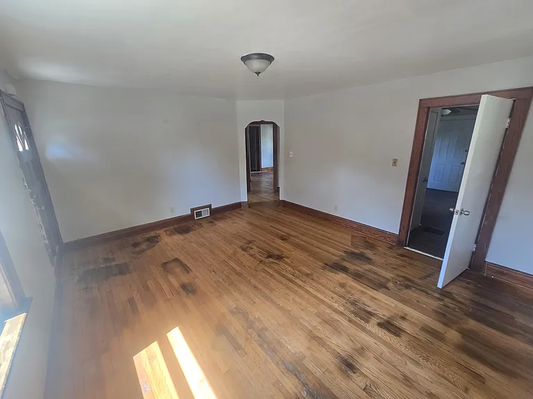 2205 Larchwood St NE — Photo 2