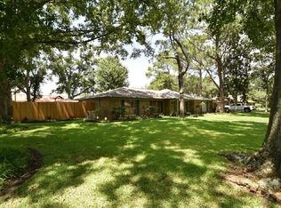 207 Silver Saddle Dr, Angleton, TX 77515