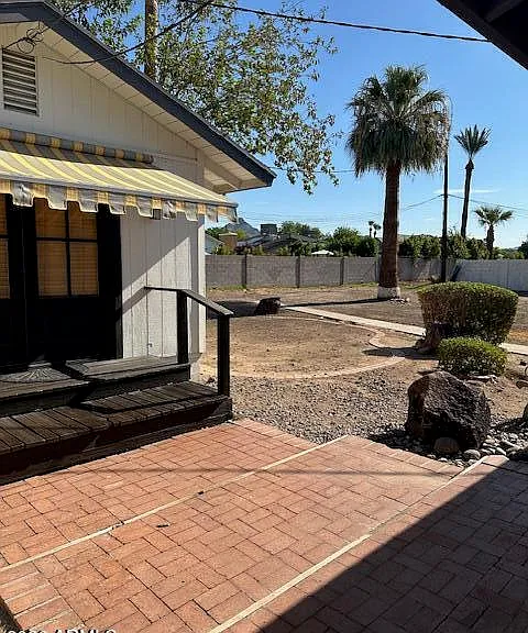 1340 E Missouri Ave — Photo 2