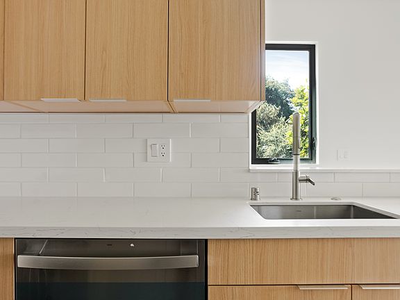 4th image of 2671 Benedict St #3/4