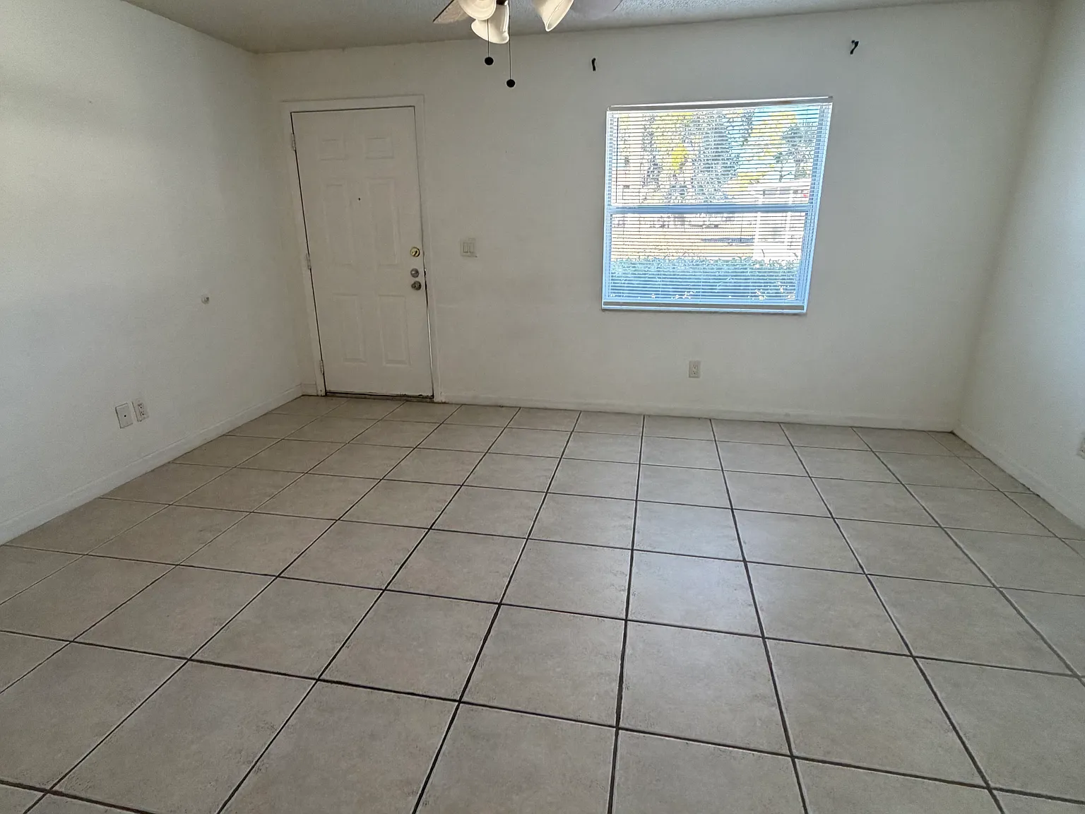 1 bed, 900 sqft, $1,050 — Photo 3