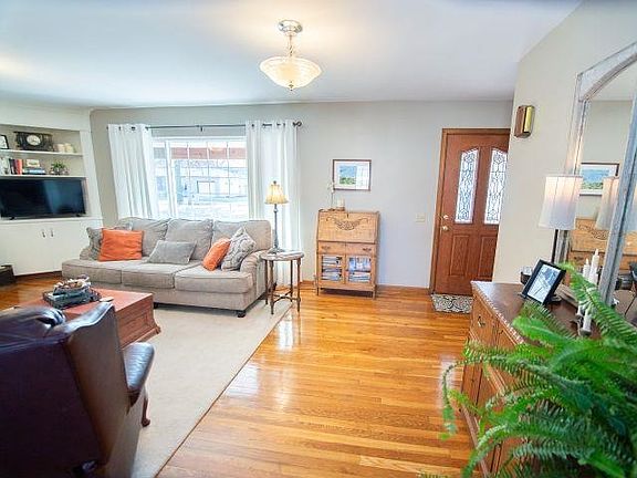 4th image of 206 E A St