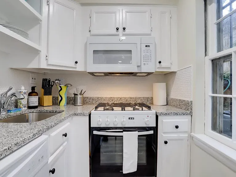409 D St SE #B — Photo 2