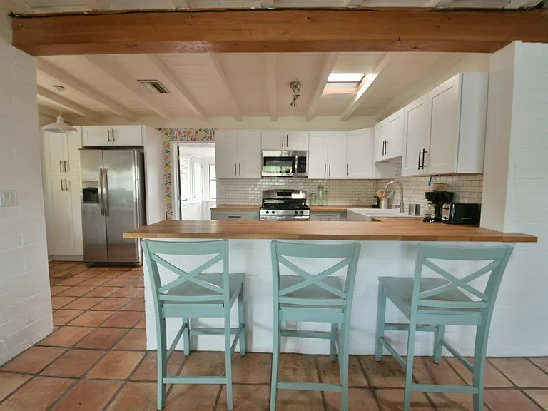 2842 E Blacklidge Dr — Photo 2
