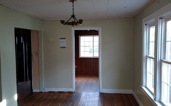 4th image of 135 S Lewis Ave
