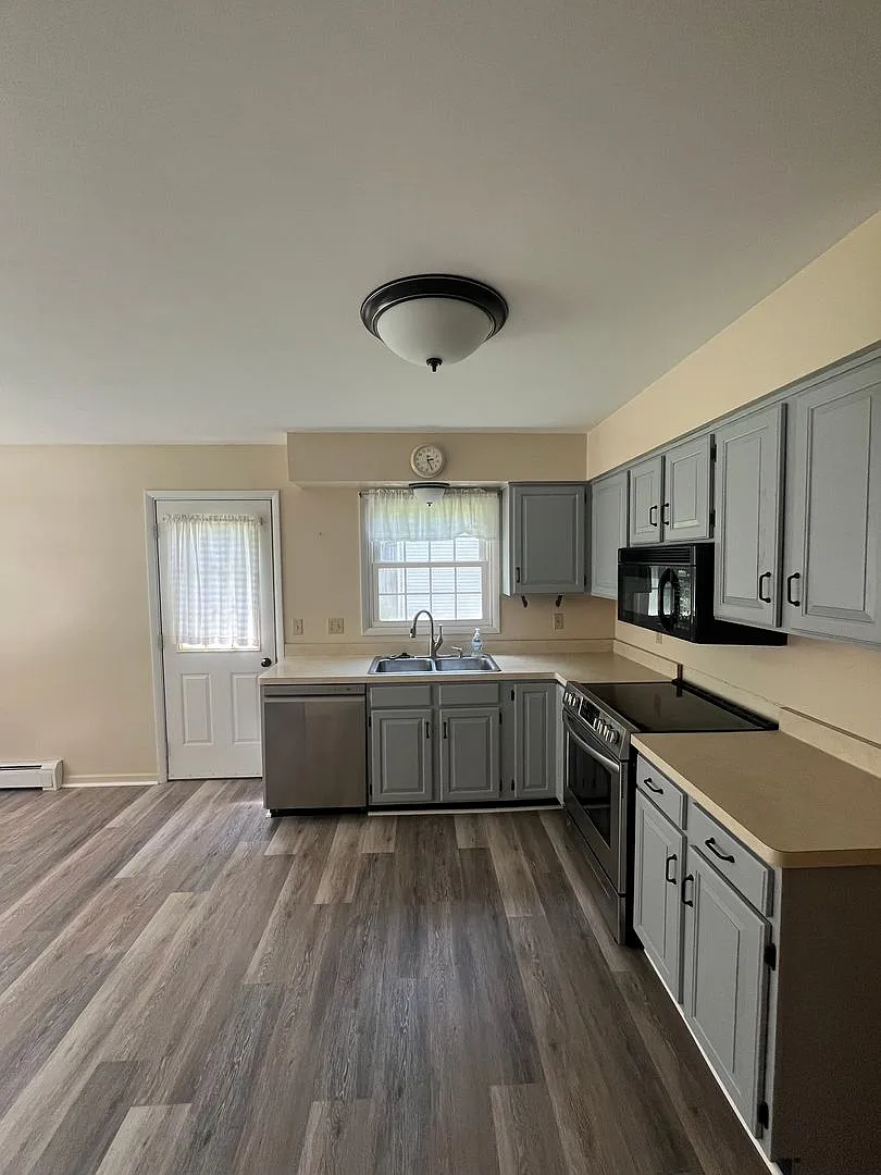 Spacious 4 Bedroom Single-Family Home with Deck & Attached Two-Car Garage — Photo 4