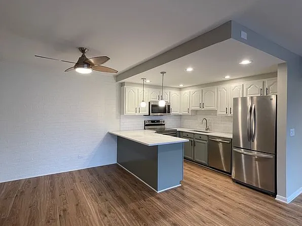 75 6th Ave APT 205, La Grange, IL 60525