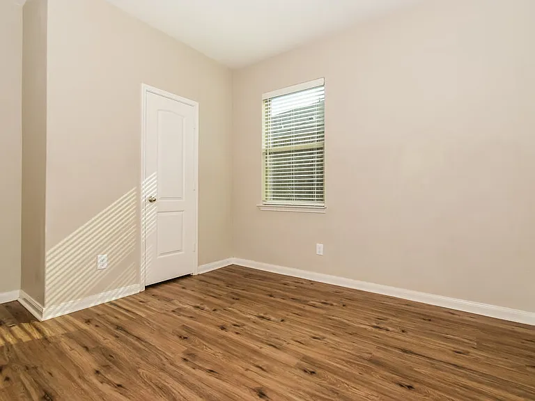 204 Aaron St — Photo 13
