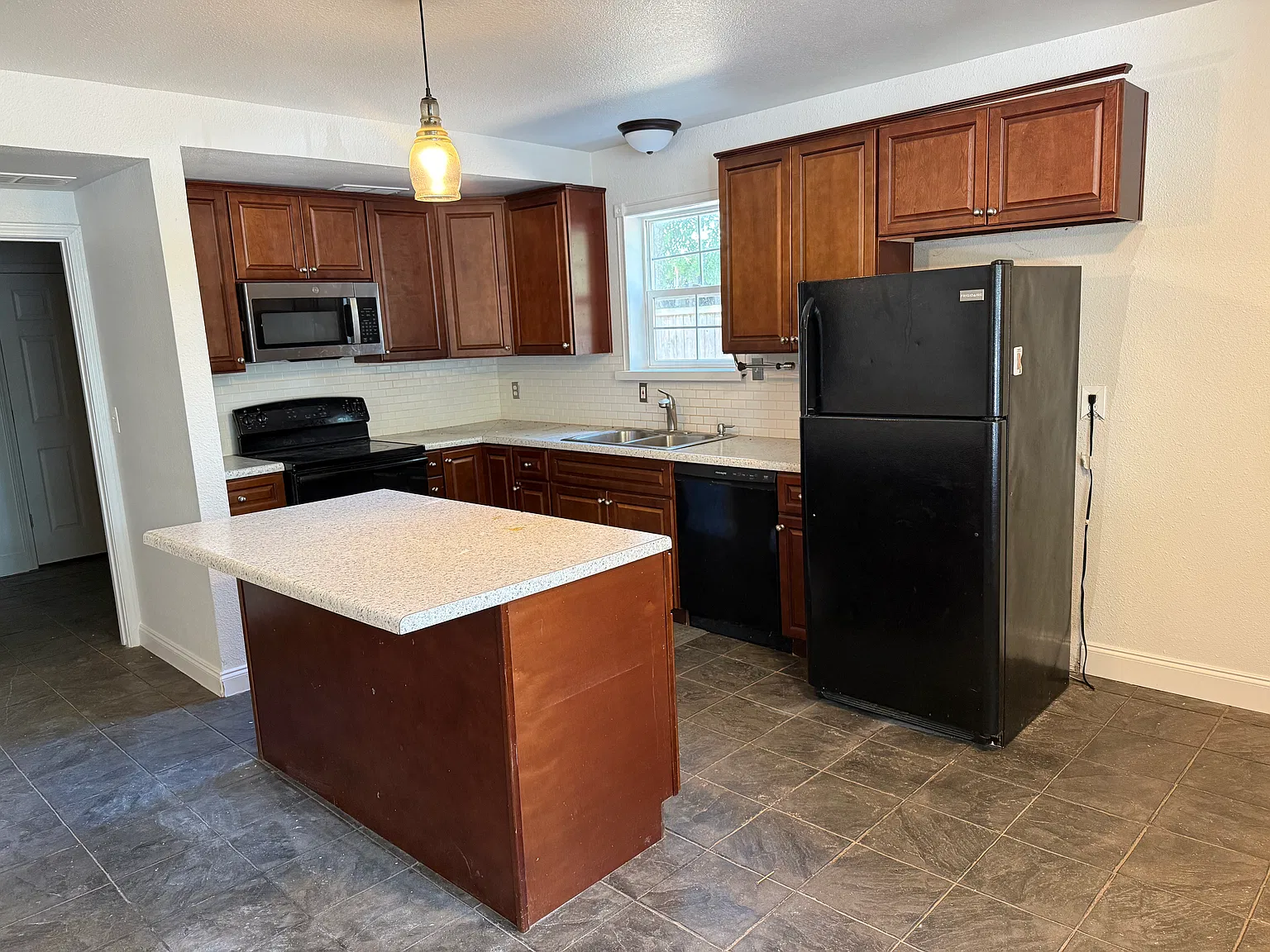 3 bed, 1600 sqft, $1,500 — Photo 3