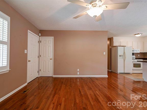 5th image of 609 Blythe Rd