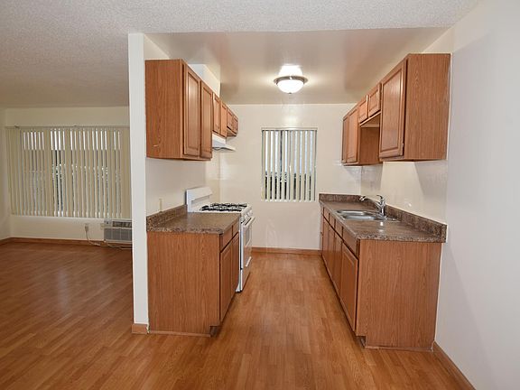 3rd image of 421 N Kenwood St APT 1