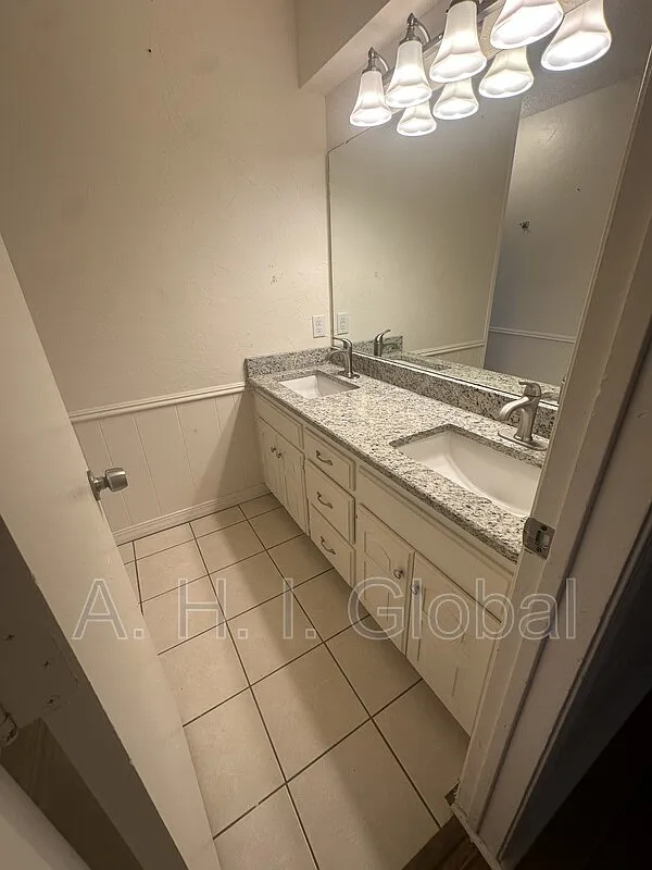 3 bed, 2.0 bath, 1818 sqft, $3,200 — Photo 2