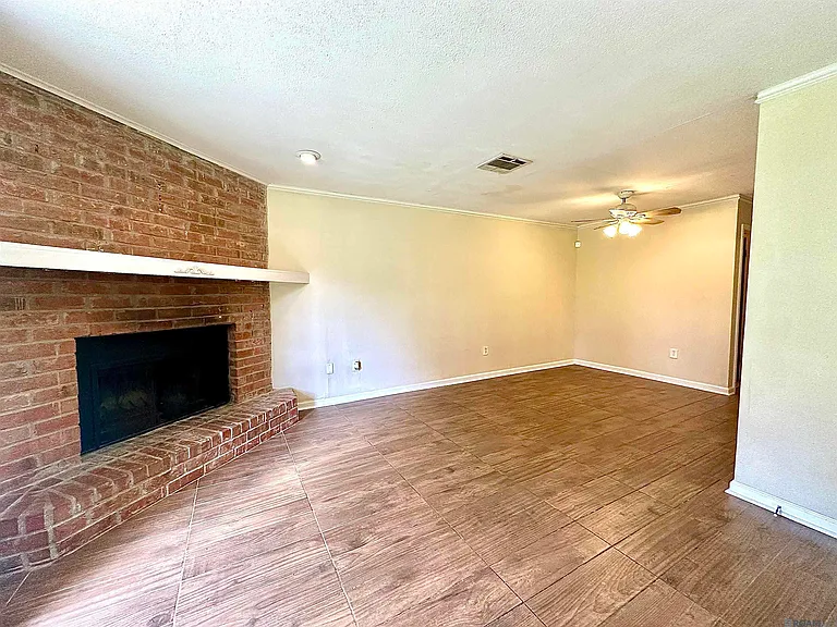 15855 S Sunderland Ave — Photo 4