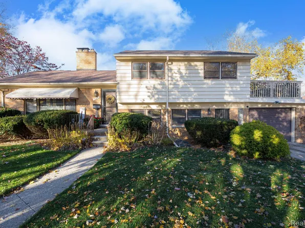 392 Cambridge Dr, Mount Clemens, MI 48043