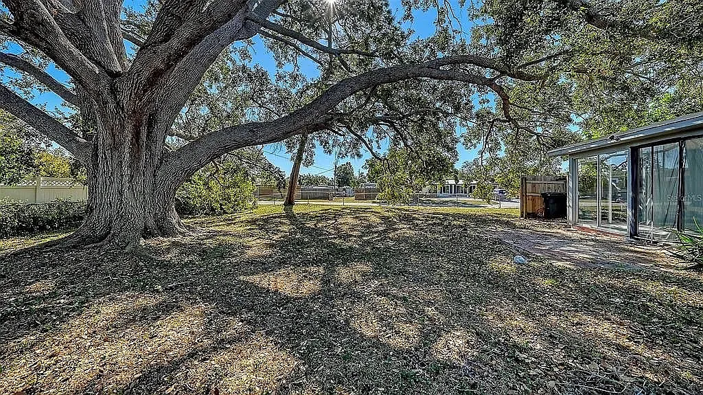 Nutmeg Ave, Sarasota — Photo 2