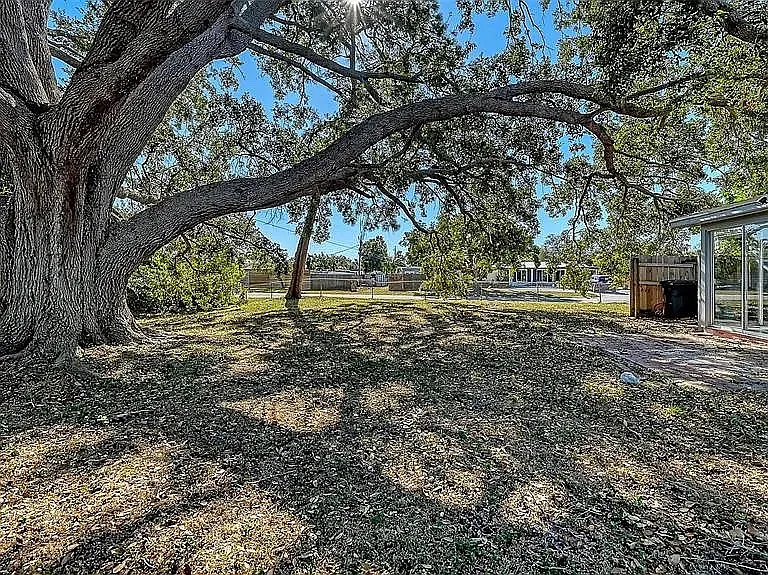 Nutmeg Ave — Photo 2