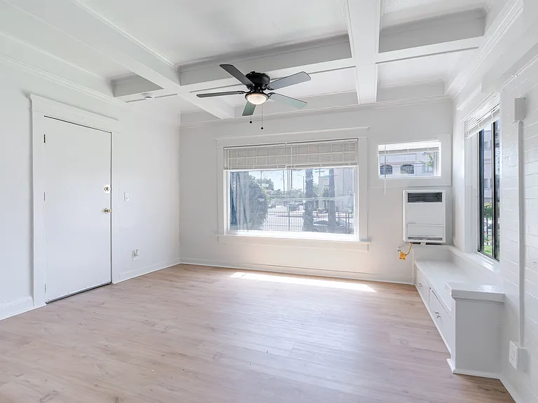 5432 S Figueroa St — Photo 3