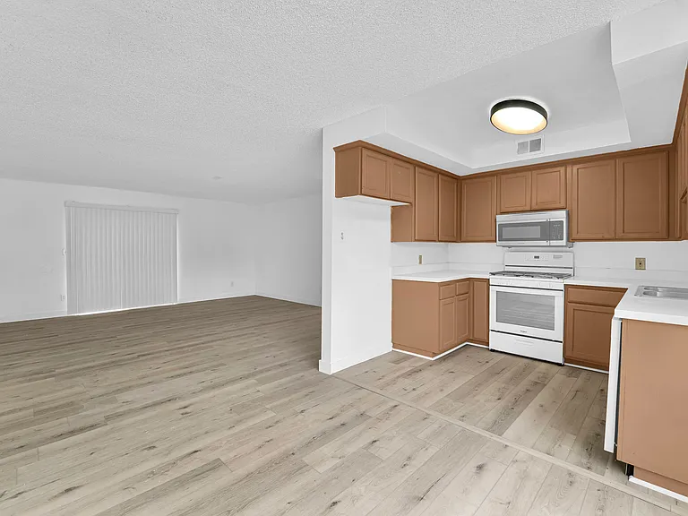 4320 Mammoth Ave #101 — Photo 9