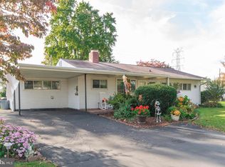 2 Ember Ln, Levittown, PA 19054