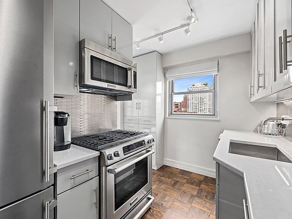 4th image of 360 E 72nd St APT C2200