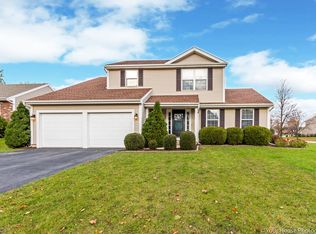 572 Crimson Dr, Crystal Lake, IL 60014