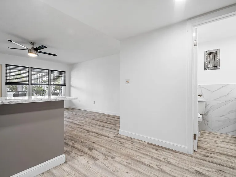 1110 N Riverside Dr #20 — Photo 25